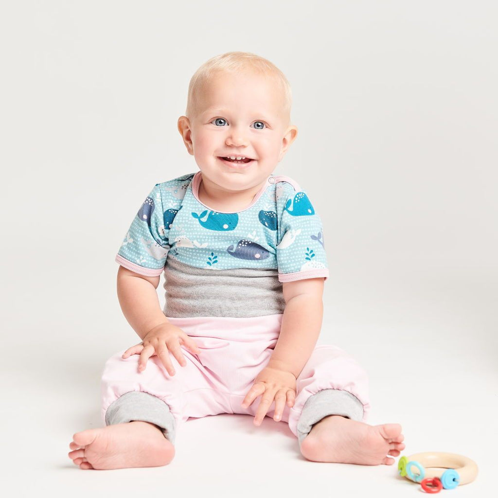Short-sleeve baby body "Whales/Baby Pink"