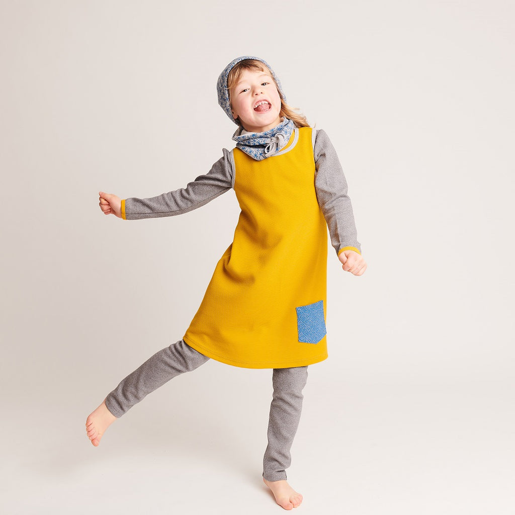 Ärmelloses Bio-Mädchenkleid mit Tasche "Ripp Senf/Dotties Blau" aus 100% Bio-Baumwolle